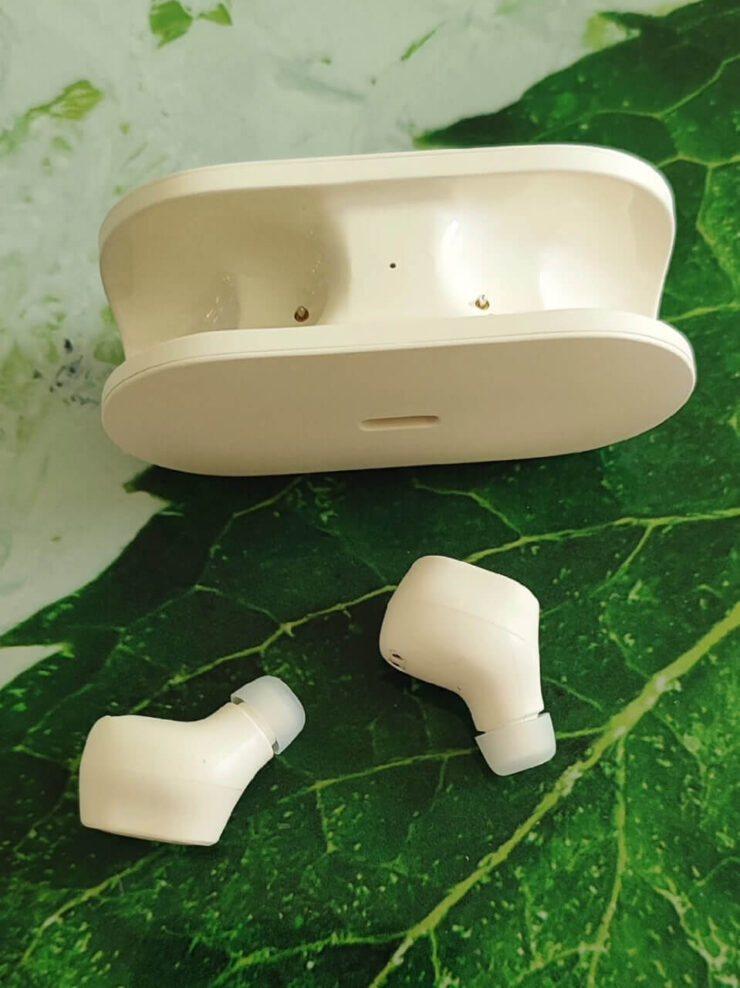 Дешевые TWS-наушники Baseus. Сильные магниты не позволят потерять наушники. Дешевые TWS-наушники Baseus. Сильные магниты не позволят потерять наушники. Фото.