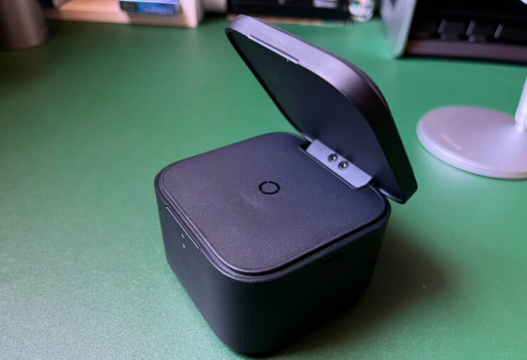 Магнитная беспроводная зарядка для iPhone. На такой площадке можно заряжать 2 устройства сразу. Магнитная беспроводная зарядка для iPhone. На такой площадке можно заряжать 2 устройства сразу. Фото.