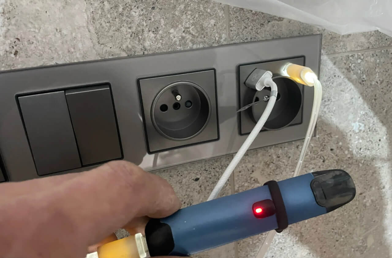 Розетка на стену с USB-C. В продаже есть разные розетки. Фото.