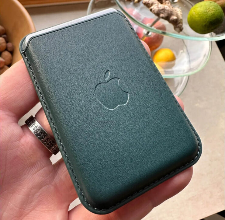 Кардхолдер для Айфона на магнитах. Крепится такой кардхолдер достаточно надежно. Кардхолдер для Айфона на магнитах. Крепится такой кардхолдер достаточно надежно. Фото.