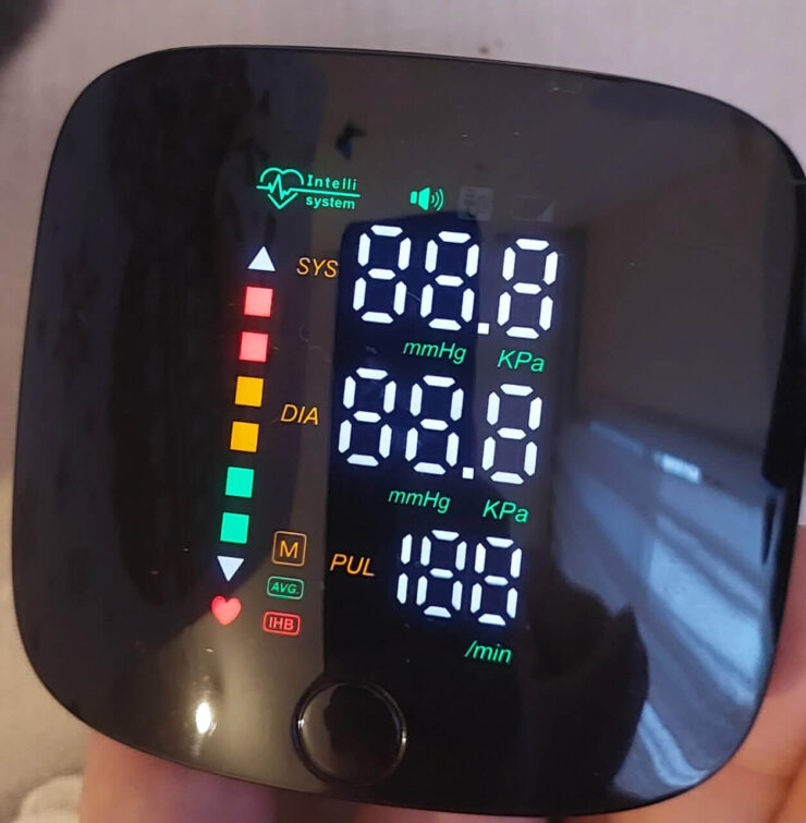 Тонометр с голосовым оповещением. Это запястный тонометр, так что пользоваться им можно даже в одиночку. Тонометр с голосовым оповещением. Это запястный тонометр, так что пользоваться им можно даже в одиночку. Фото.