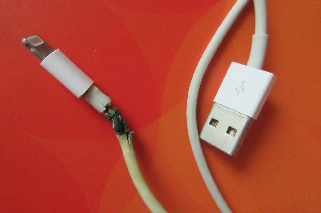 Можно ли изолировать кабель для зарядки Айфона скотчем и что делать, если он порвался