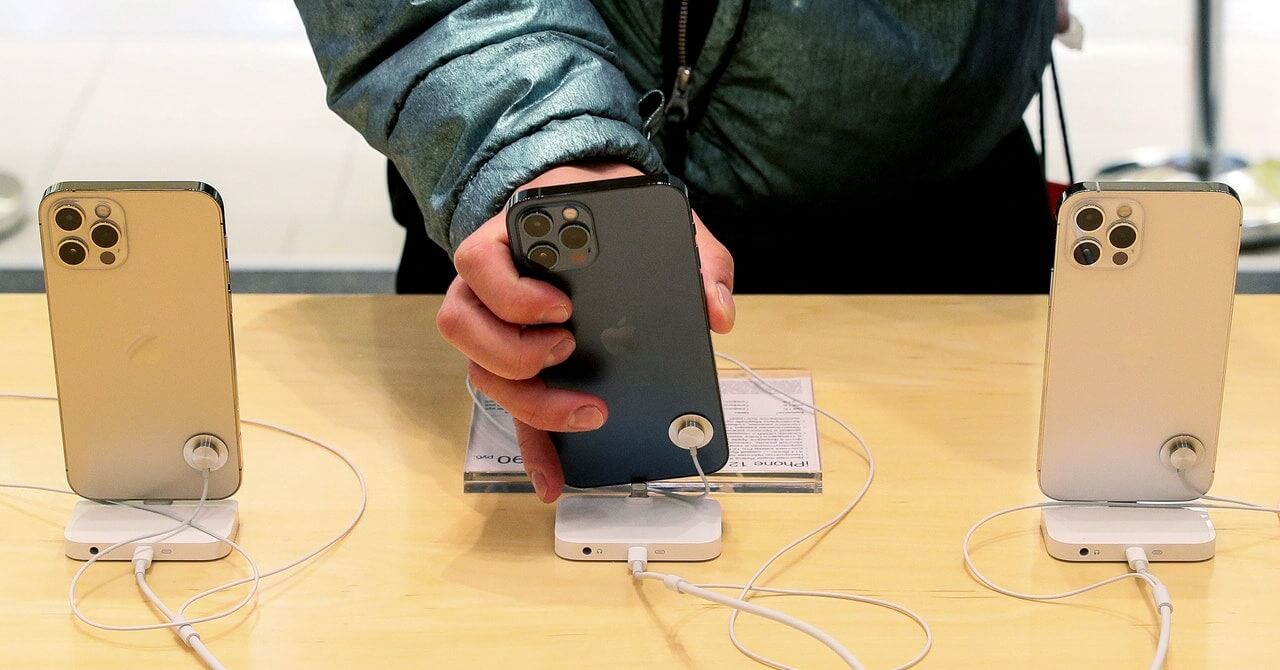 Отключат ли Айфоны в России. У Apple есть технология, которая позволяет удаленно заблокировать Айфоны. В настоящее время ее применяют при кражах из Apple Store. Изображение: wired.com. Фото.