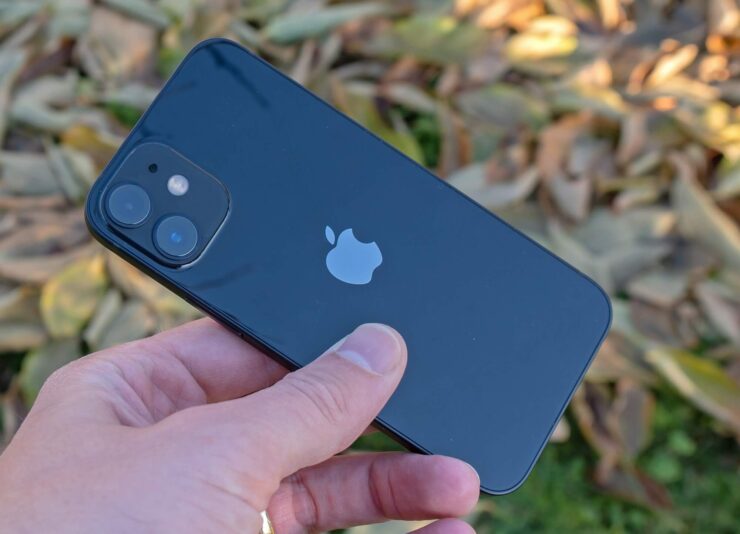 Характеристики iPhone 12 mini. Смартфон весит всего 133 грамма. Изображение: tehnozvezdje.si. Характеристики iPhone 12 mini. Смартфон весит всего 133 грамма. Изображение: tehnozvezdje.si. Фото.