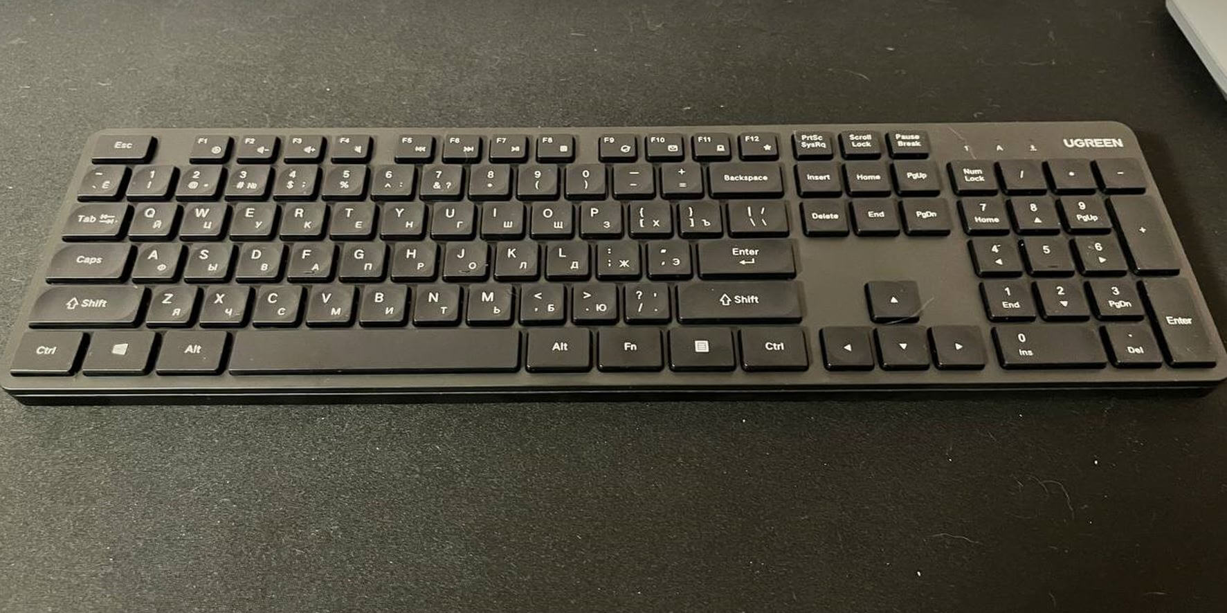 Недорогая беспроводная клавиатура для ноутбука. Очень легкая и простая в использовании клавиатура, которая подойдет для любого устройства. Фото.