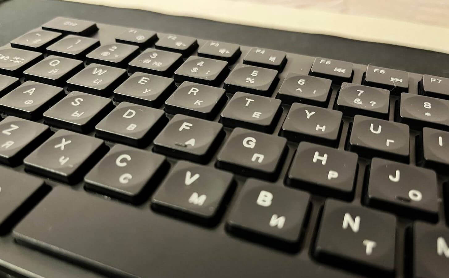 Удобная клавиатура для печати. В клавишах есть небольшое углубление, что позволяет с комфортом печатать. Фото.