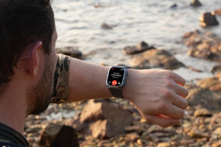 Смарт-часы с функцией звонка. Через часы можно отвечать на вызовы. Смарт-часы с функцией звонка. Через часы можно отвечать на вызовы. Фото.