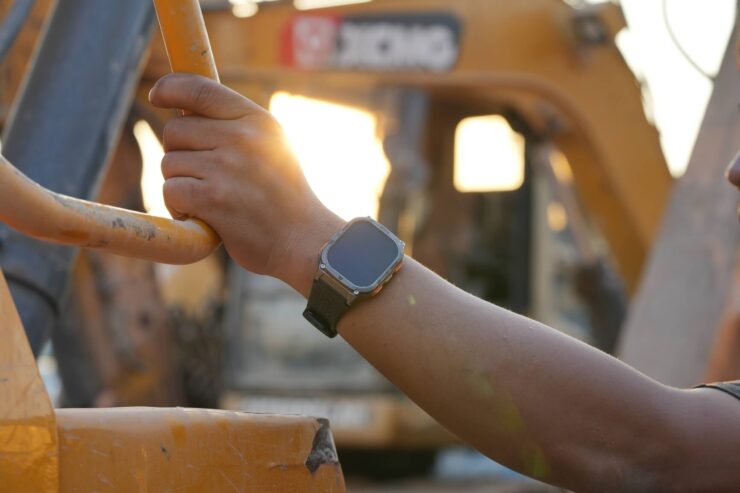 Смарт-часы с поддержкой GPS. На фоне Apple Watch Ultra Kospet Tank M3 Ultra смотрятся очень здорово. Смарт-часы с поддержкой GPS. На фоне Apple Watch Ultra Kospet Tank M3 Ultra смотрятся очень здорово. Фото.