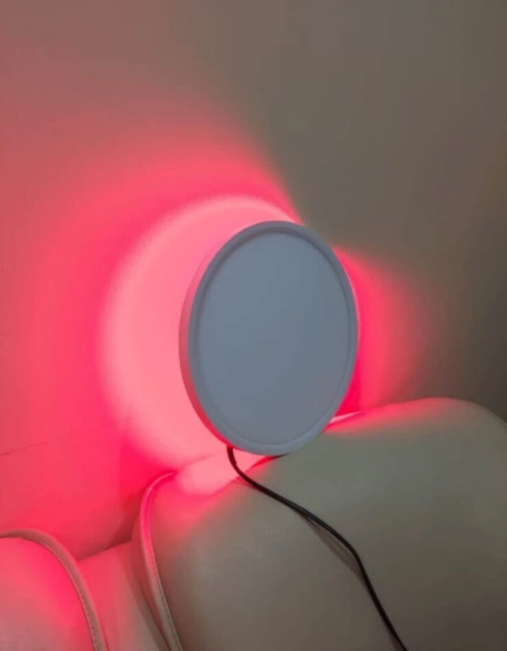 Умный потолочный светильник с Wi-Fi. Этот светильник имеет разноцветную RGB-подсветку с внутренней части. Умный потолочный светильник с Wi-Fi. Этот светильник имеет разноцветную RGB-подсветку с внутренней части. Фото.