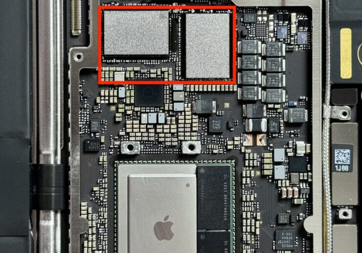 SSD в MacBook Air M3. В базовом MacBook Air M3 используется два модуля памяти вместо одного. Изображение: macrumors.com. Фото.