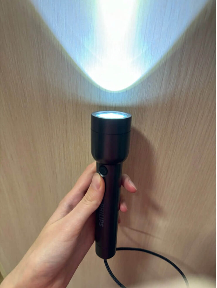 Походный светодиодный фонарик. Фонарик имеет несколько режимов работы. Походный светодиодный фонарик. Фонарик имеет несколько режимов работы. Фото.