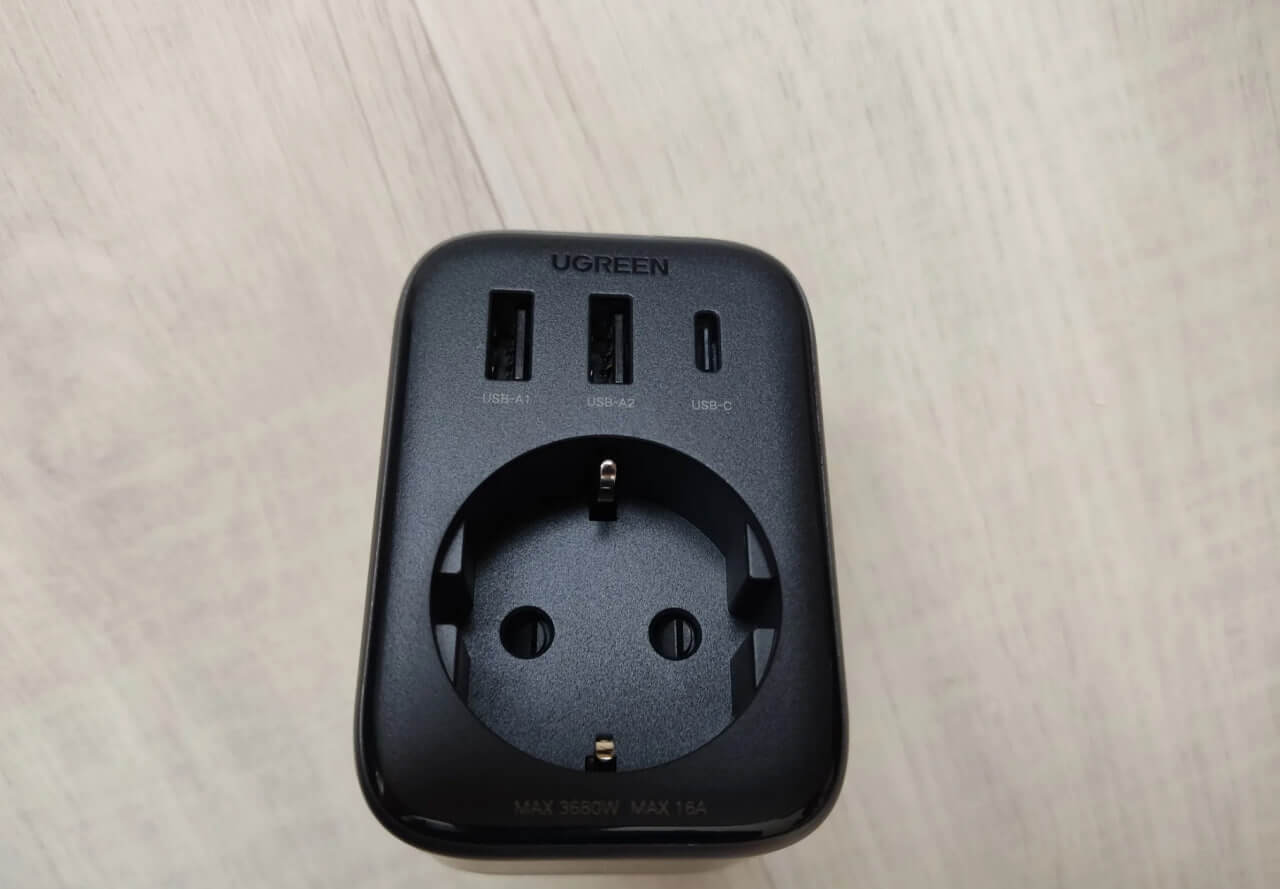 Переходник с розеткой и USB. Пользоваться таким адаптером — одно удовольствие. Фото.