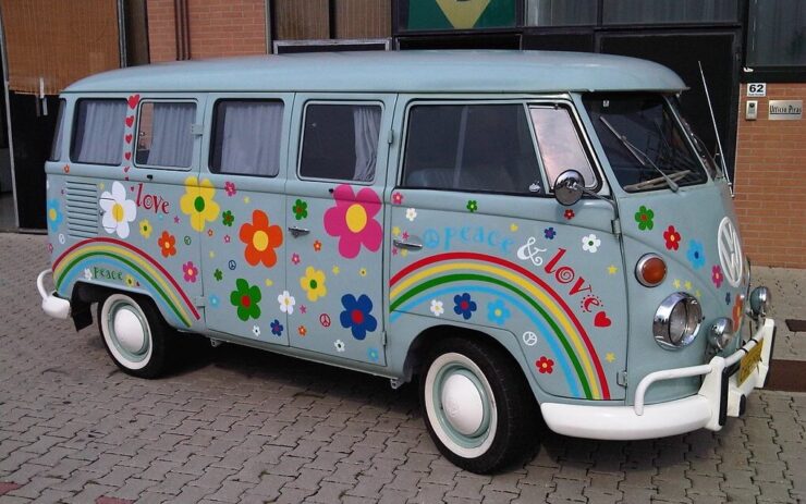 Дизайн Apple Car. Изначально Apple вдохновлялась вот таким фургончиком хиппи. Фото.