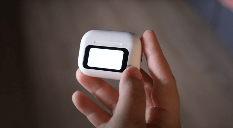 AirPods Pro с сенсорным экраном. На кейсе можно запустить фонарик, как на Apple Watch. AirPods Pro с сенсорным экраном. На кейсе можно запустить фонарик, как на Apple Watch. Фото.