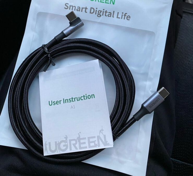 Провод для зарядки телефона. Провод с Г-образным штекером встречается не очень часто. Провод для зарядки телефона. Провод с Г-образным штекером встречается не очень часто. Фото.