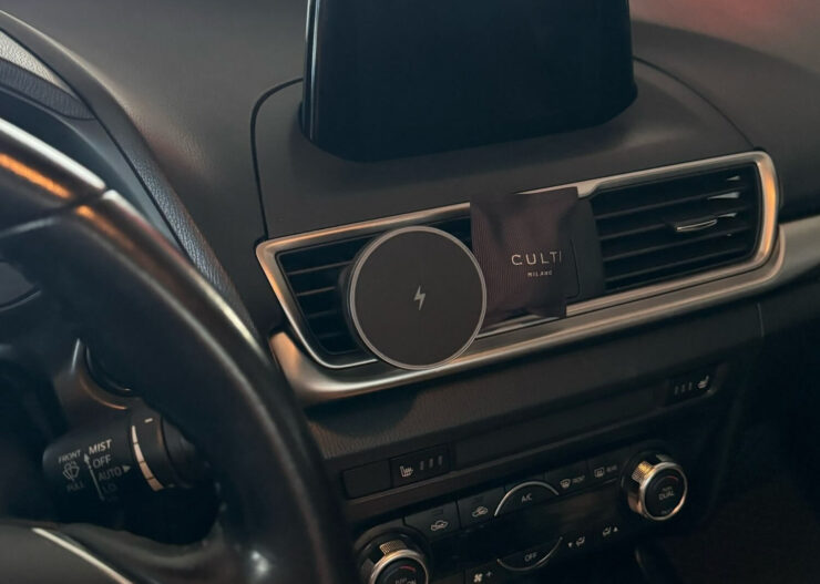 Автомобильный магнитный держатель для телефона. Зарядка не занимает много места на панели и надежно фиксирует смартфон. Автомобильный магнитный держатель для телефона. Зарядка не занимает много места на панели и надежно фиксирует смартфон. Фото.