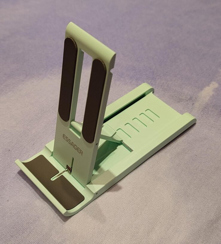 Подставка для телефона на стол. Можно отрегулировать угол наклона и удобно разместить смартфон на столе. Подставка для телефона на стол. Можно отрегулировать угол наклона и удобно разместить смартфон на столе. Фото.