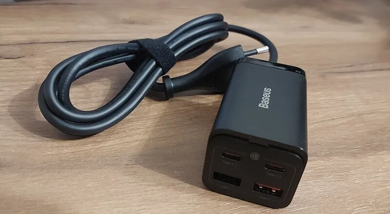 Настольное зарядное устройство. Такой блок можно разместить на столе или тумбочке, и нужные разъемы всегда будут у вас под рукой. Фото.