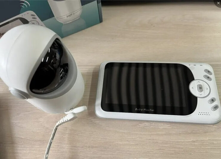 Видеоняня с камерой. Камеру можно поворачивать удаленно с помощью кнопок. Видеоняня с камерой. Камеру можно поворачивать удаленно с помощью кнопок. Фото.