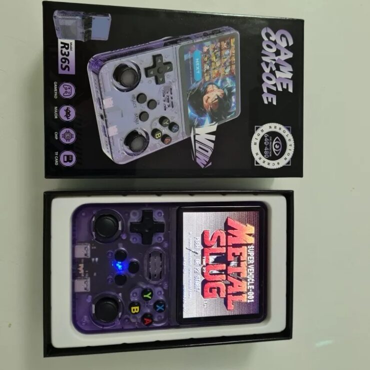 Портативная игровая консоль. Консоль позволит вам сыграть в огромное количество ретро-игр. Портативная игровая консоль. Консоль позволит вам сыграть в огромное количество ретро-игр. Фото.