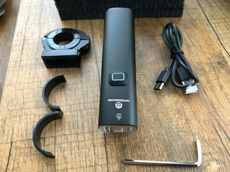 Фара на велосипед. Фара заряжается от обычного USB-C. Фото.