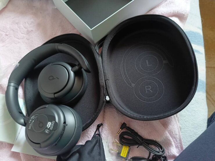 Беспроводные наушники с шумоподавлением. В комплекте с наушниками идет удобный кейс для транспортировки. Беспроводные наушники с шумоподавлением. В комплекте с наушниками идет удобный кейс для транспортировки. Фото.