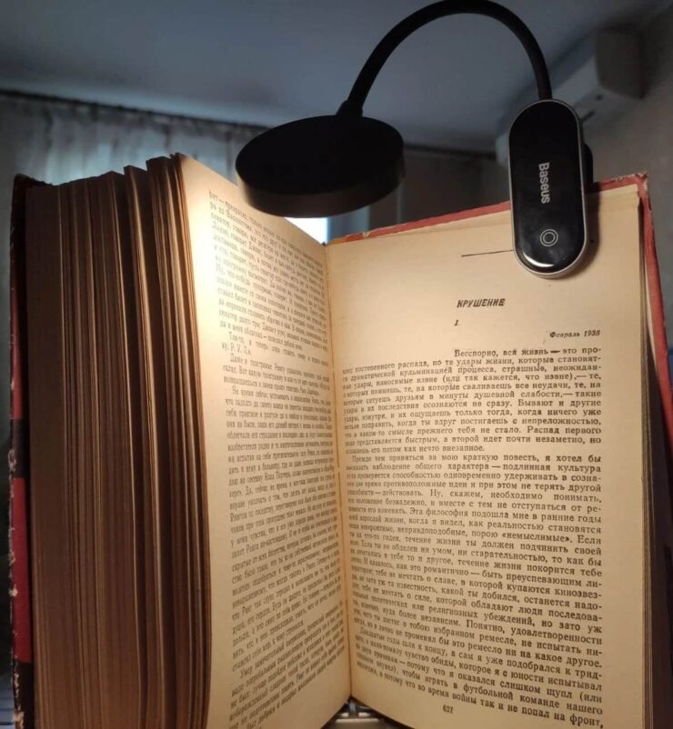 Лампа на прищепке. Можно прикрепить лампу к книге, столу или монитору. Лампа на прищепке. Можно прикрепить лампу к книге, столу или монитору. Фото.