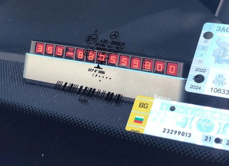 Табличка с номером телефона. Номер телефона легко можно будет разобрать даже в солнечный день. Табличка с номером телефона. Номер телефона легко можно будет разобрать даже в солнечный день. Фото.