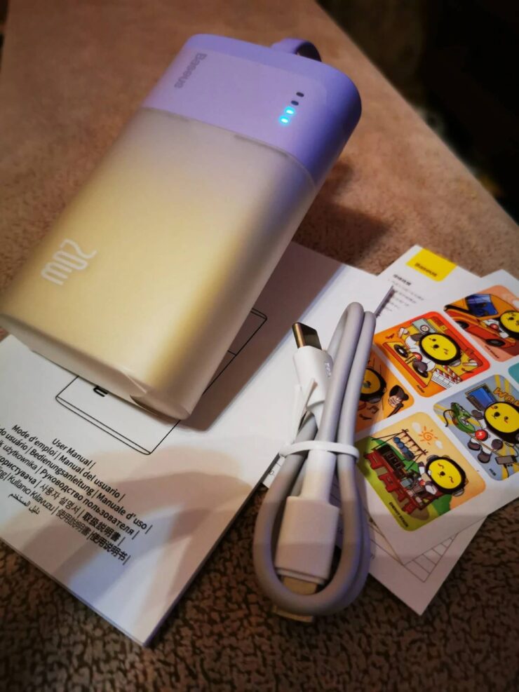 Внешний аккумулятор для телефона. На выбор есть несколько разных цветов внешнего аккумулятора. Внешний аккумулятор для телефона. На выбор есть несколько разных цветов внешнего аккумулятора. Фото.