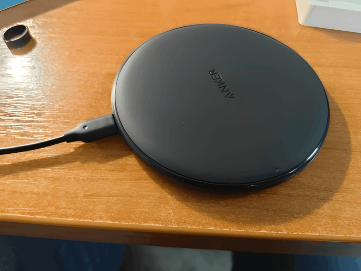 Беспроводная зарядка для телефона. Такая беспроводная зарядка не занимает много места. Беспроводная зарядка для телефона. Такая беспроводная зарядка не занимает много места. Фото.