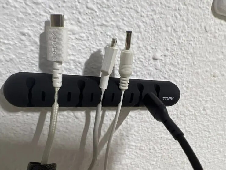 Органайзер для проводов. Можно удобно организовать все кабели. Органайзер для проводов. Можно удобно организовать все кабели. Фото.