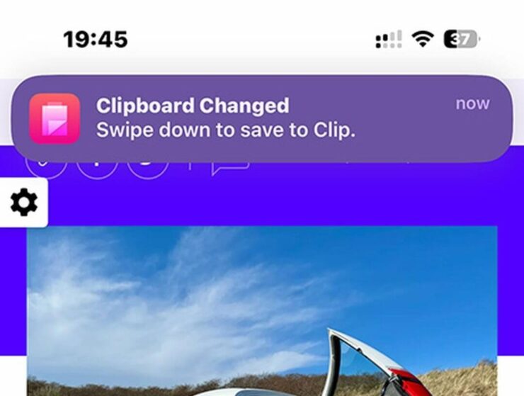 Приложения на Айфон без App Store. Clip из AltStore постоянно будет работать в фоне и при копировании текста предложит его сохранить. Изображение: theverge.com. Фото.