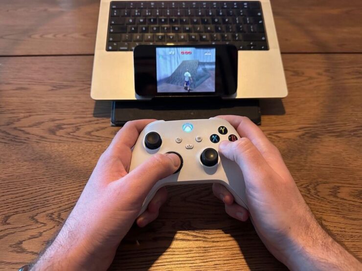 Приложения на Айфон без App Store. Можно даже играть с помощью геймпада. Никаких ограничений по доступу сторонних приложений к функциям iPhone нет. Изображение: theverge.com. Фото.