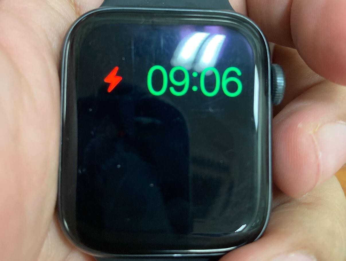 Что делать, если Apple Watch на зарядке. Увидели такую заставку на Apple Watch? Возможно, вышла из строя зарядка. Фото.