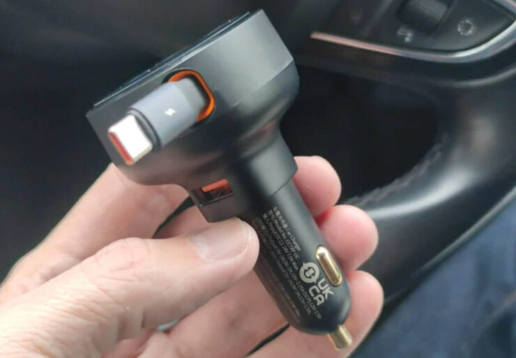 Автомобильная зарядка в прикуриватель. К этому ЗУ можно подключить сразу 2 устройства. Автомобильная зарядка в прикуриватель. К этому ЗУ можно подключить сразу 2 устройства. Фото.