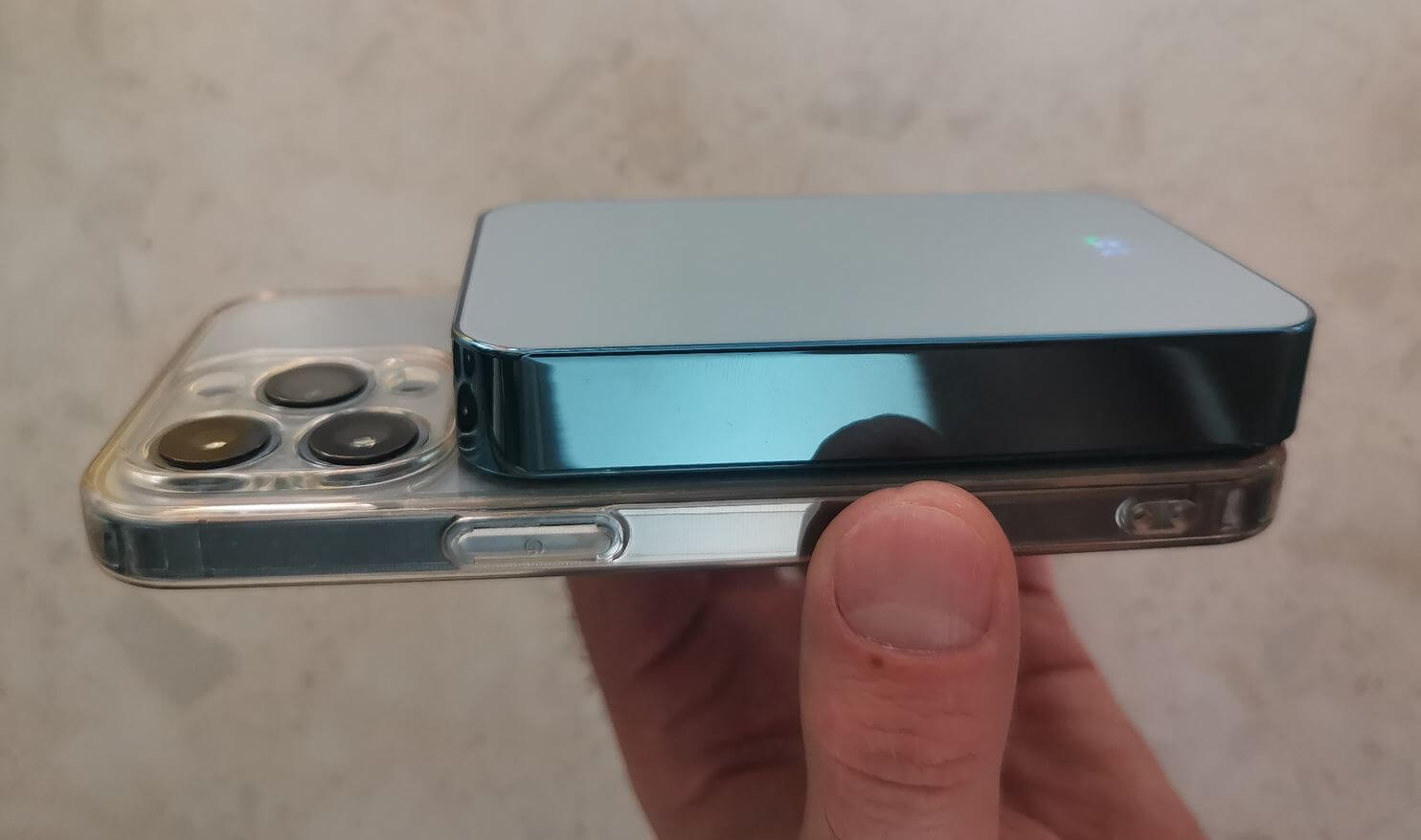 Повербанк с MagSafe для iPhone. Повербанк позволяет заряжать Айфон без проводов. Повербанк с MagSafe для iPhone. Повербанк позволяет заряжать Айфон без проводов. Фото.