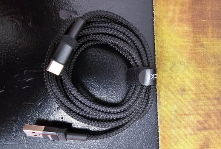 Кабель с быстрой зарядкой на 6А. Для быстрой зарядки подойдет не любой кабель. Кабель с быстрой зарядкой на 6А. Для быстрой зарядки подойдет не любой кабель. Фото.