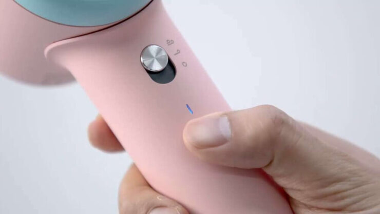 Температурные режимы для фена. Кнопка для переключения режимов находится прямо под пальцами. Изображение: ozon.ru. Температурные режимы для фена. Кнопка для переключения режимов находится прямо под пальцами. Изображение: ozon.ru. Фото.