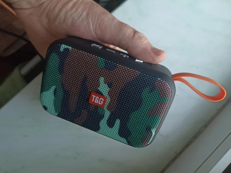 Портативная беспроводная колонка. Издалека можно спутать с колонками JBL. Фото.