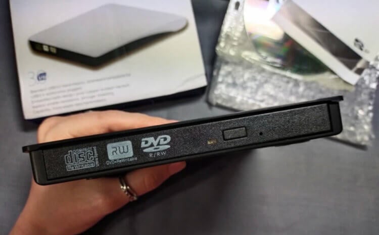 Внешний привод для DVD- и CD-дисков. Имейте в виду: в комплекте с приводом идет только кабель USB-A. Фото.