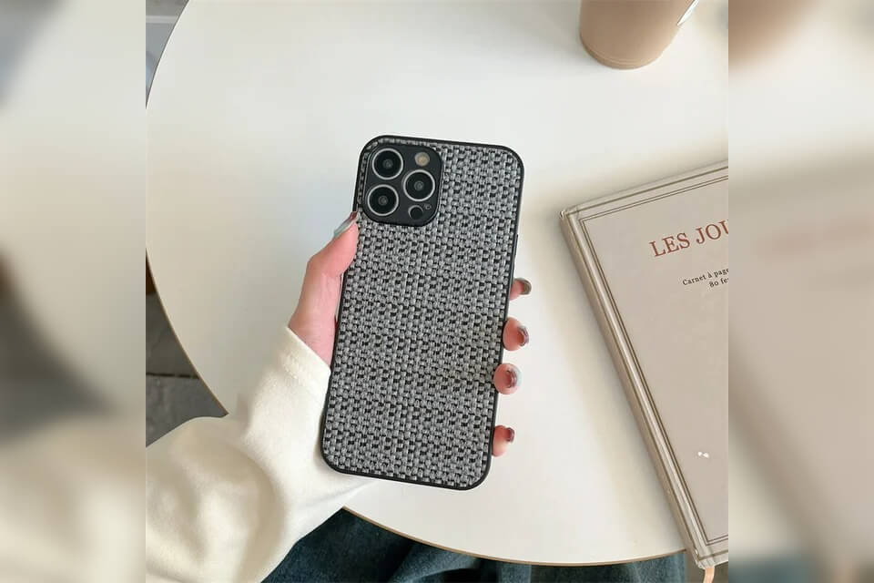 Тканевые чехлы на Айфон. Здесь используется крупная нить, что сразу делает внешний вид кейса выигрышным. Фото.