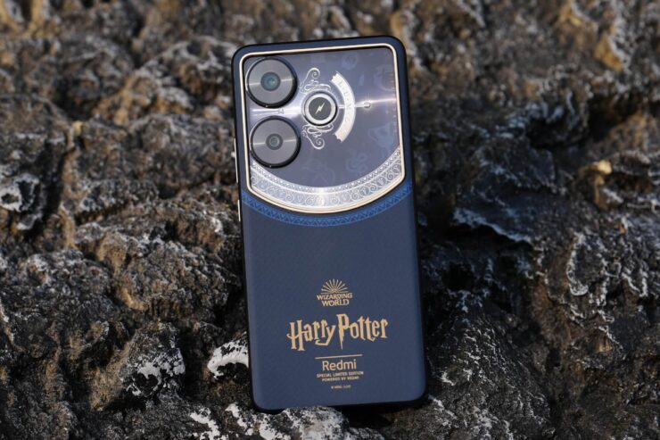 Смартфон Xiaomi в стиле Гарри Поттера. Такой смартфон точно будет выделяться на фоне других. Смартфон Xiaomi в стиле Гарри Поттера. Такой смартфон точно будет выделяться на фоне других. Фото.