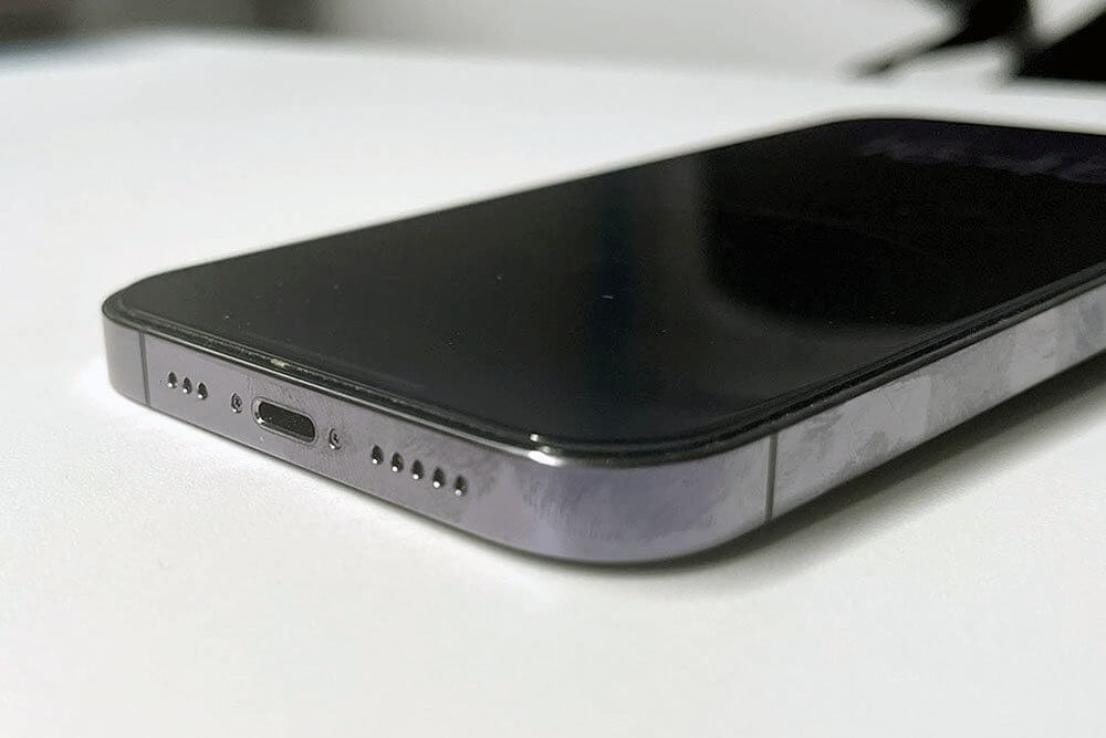 Айфон с титановым корпусом. Рамка у iPhone 16 Pro будет блестеть и собирать отпечатки, как в iPhone 14 Pro. Изображение: rg.ru. Фото.