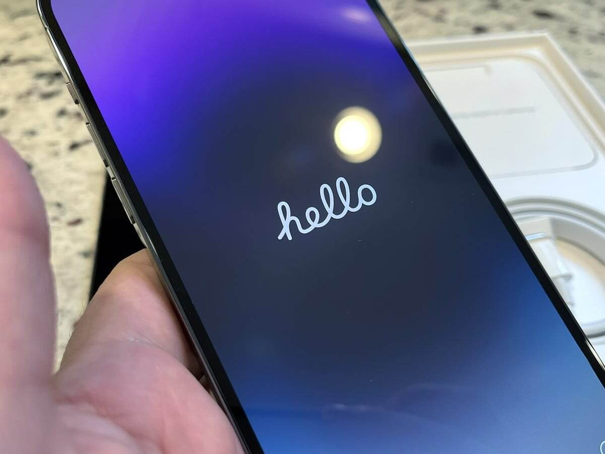 Apple ID при активации iPhone. При активации iPhone смартфон запросит Apple ID, но этот шаг можно пропустить. Изображение: zdnet.com. Фото.