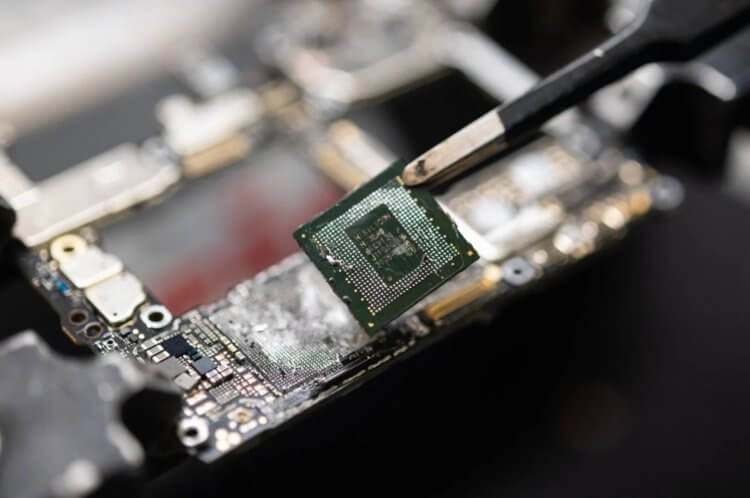 Новый процессор Huawei для смартфонов. Так выглядит процессор Kirin 9000S, который наделал столько шумихи. Фото: SCMP. Новый процессор Huawei для смартфонов. Так выглядит процессор Kirin 9000S, который наделал столько шумихи. Фото: SCMP. Фото.
