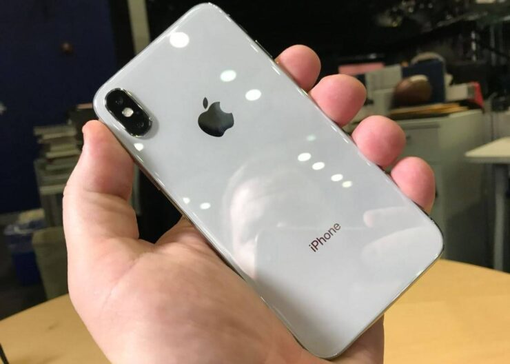 Айфон не получает обновления iOS. Хоть iPhone X и не обновился до iOS 17, но это не значит, что какие-то функции на смартфоне перестали работать. Изображение: cnbc.com. Фото.
