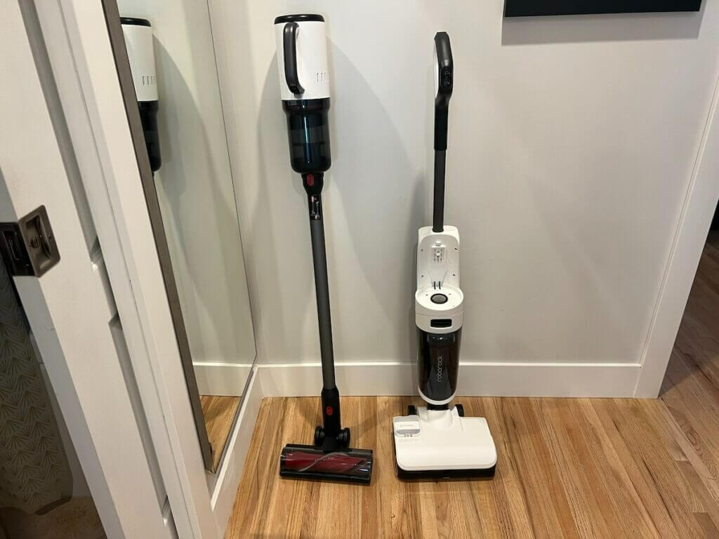 Вертикальный беспроводной пылесос для дома. Думаете, это два разных пылесоса? Нет, один. Просто с разными насадками. Изображение: techgadgetscanada.com. Фото.