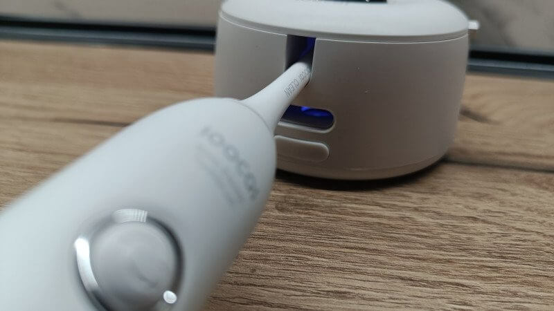 Стерилизация зубной щетки. Разместите щетку в стерилизаторе, и она не только очиститься от бактерий, но и высушится. Изображение: mysku.club. Фото.