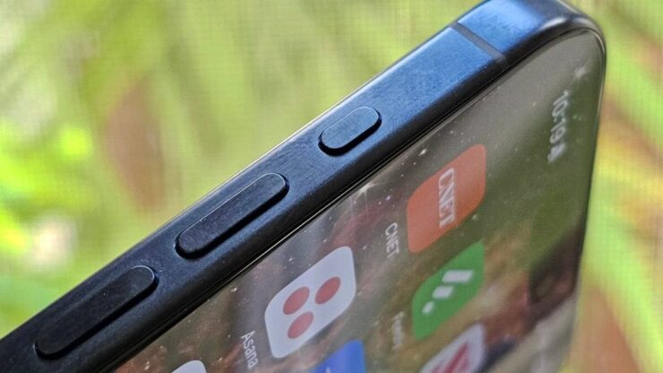 Action Button в iPhone 15 Pro и iPhone 15 Pro Max можно улучшить и добавить ее возможности на старые Айфоны. Изображение: cnet.com. Фото.