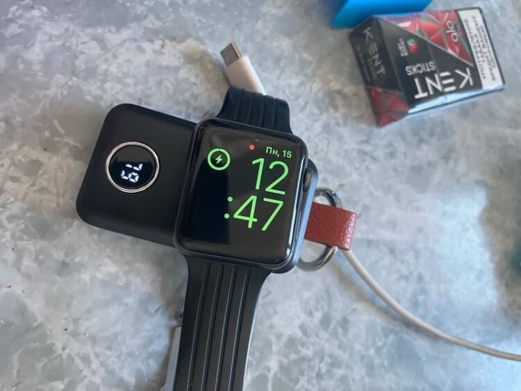 Внешний аккумулятор для Apple Watch. Батарея для Apple Watch выглядит как обычный брелок. Фото.